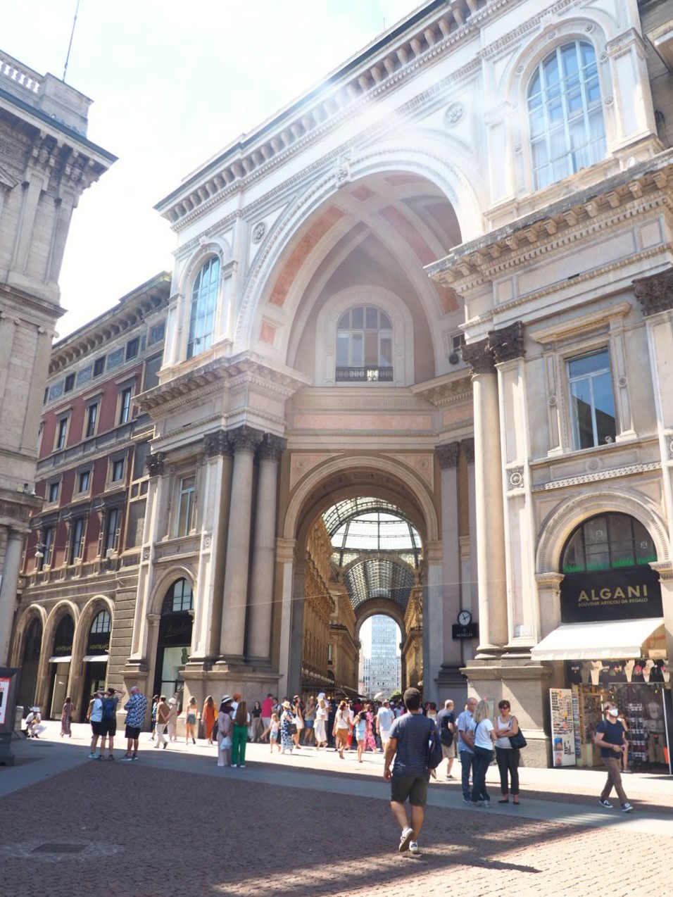 Gallerie-Vittorio-Emanuele-II-Milan-galerie-marchande-historique-et-elegante-architecture-neoclassique