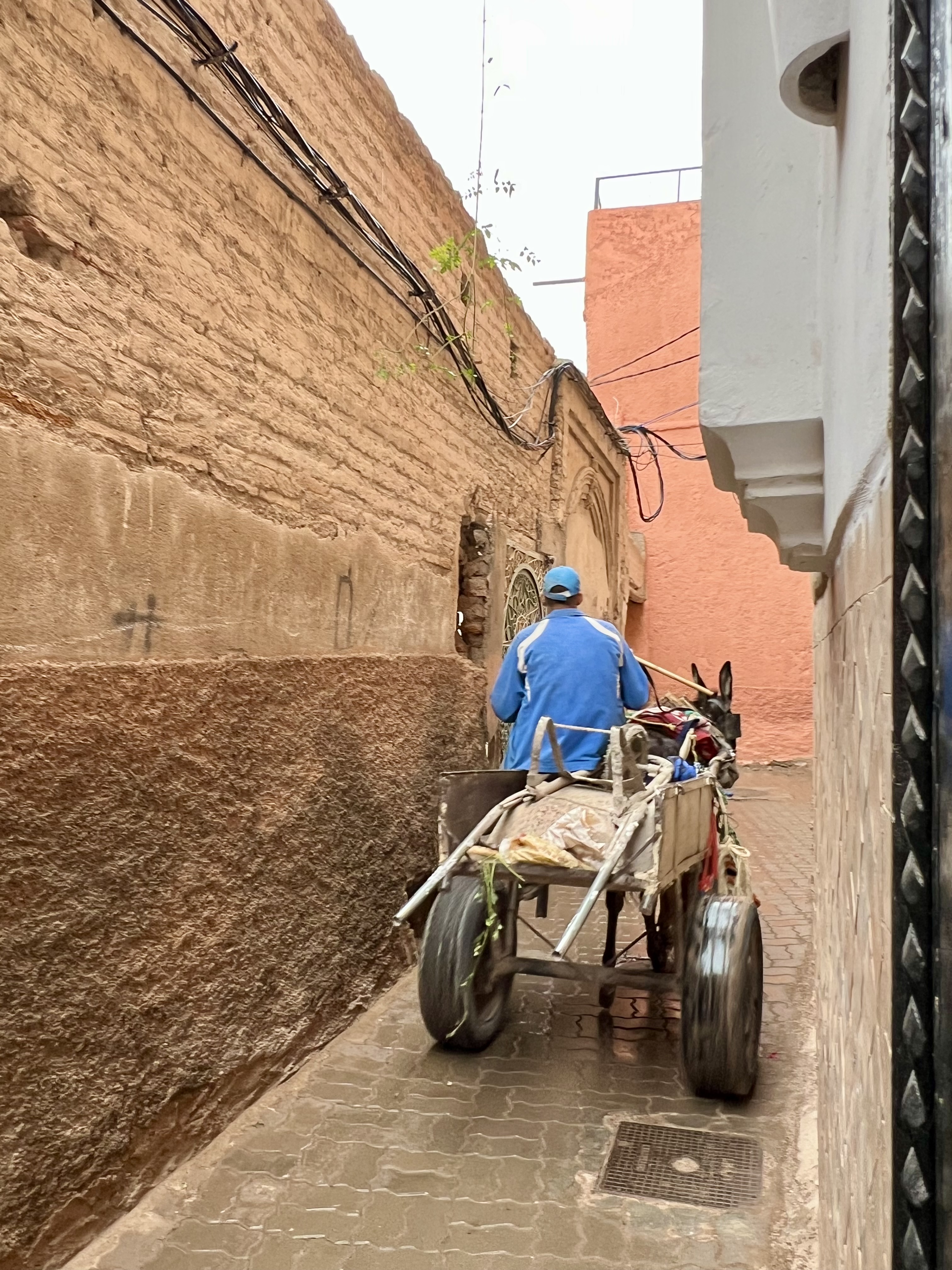 rues de marrakech avec chariot