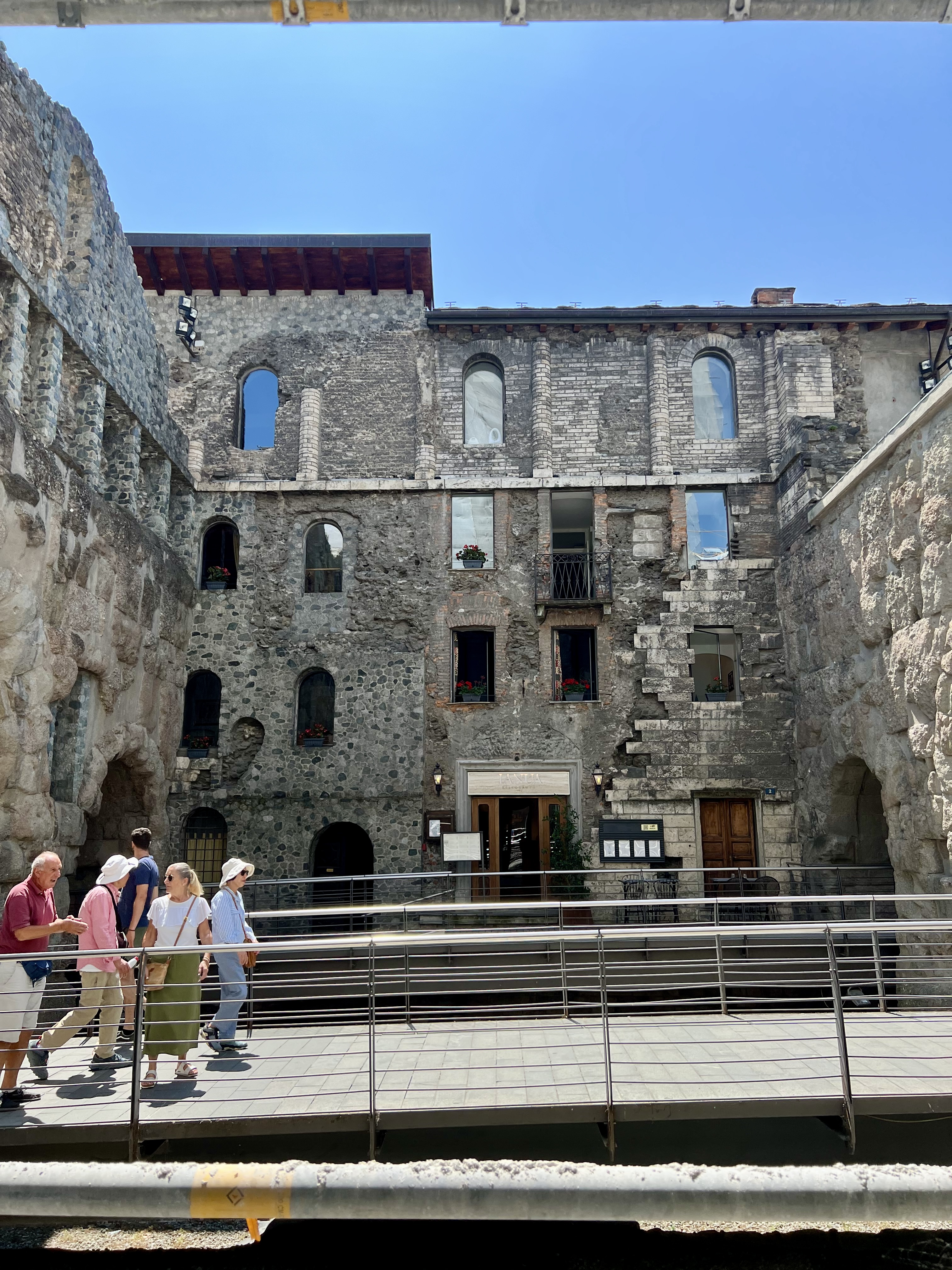 ruines romaines fortifications aoste ville italie