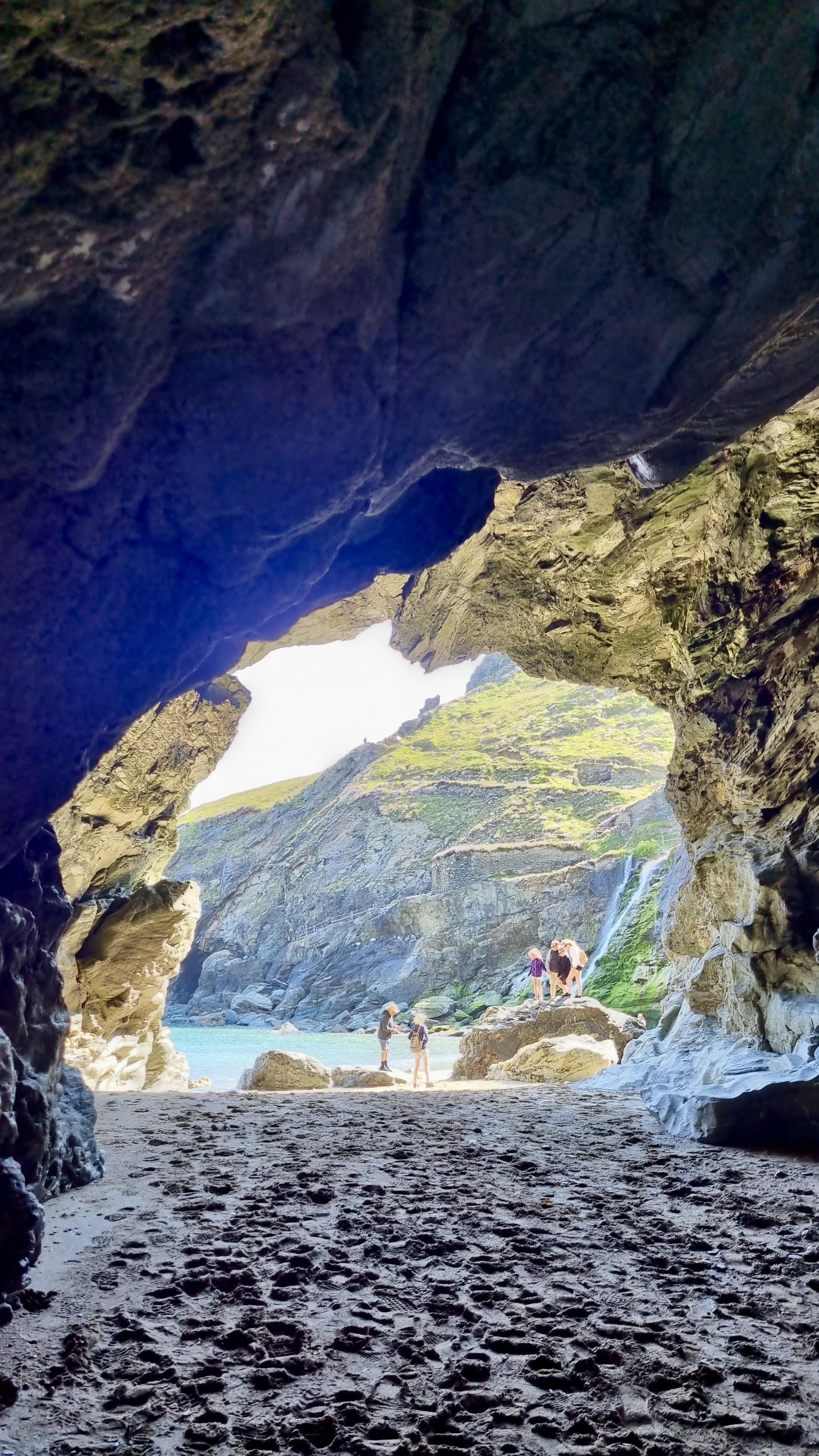 chateau de tintagel que voir dans les cornouailles grotte merlin maree basse