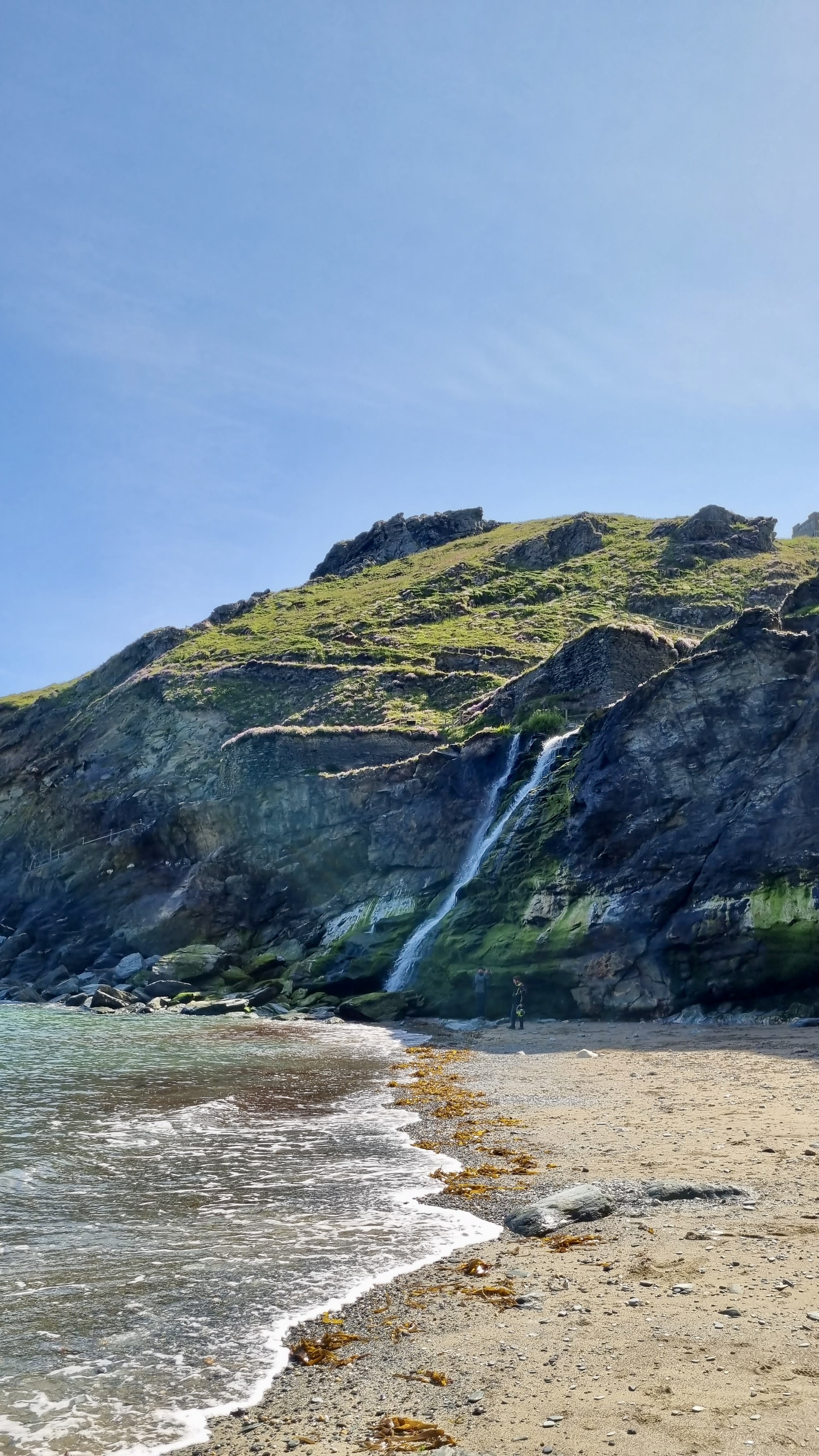 chateau de tintagel que voir dans les cornouailles grotte