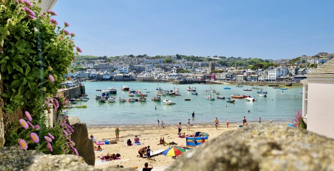 plage en ville en ete saint ives cornouailles village que voir